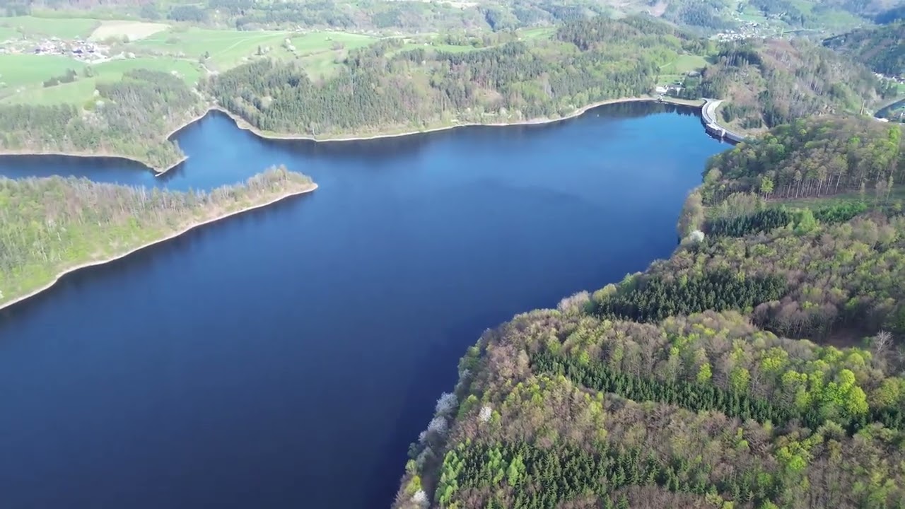 Vírská přehrada s dronu - dřív pěkná příroda, dnes pohledět a slzu utrousit ... bezlesá krajina ...
