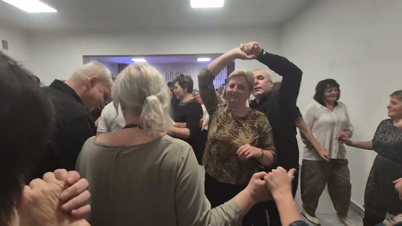 Bo Dziewczyna ma Sialla la la la .        07 02  26. Mokrzec . Kapela Tomasza Stachury.