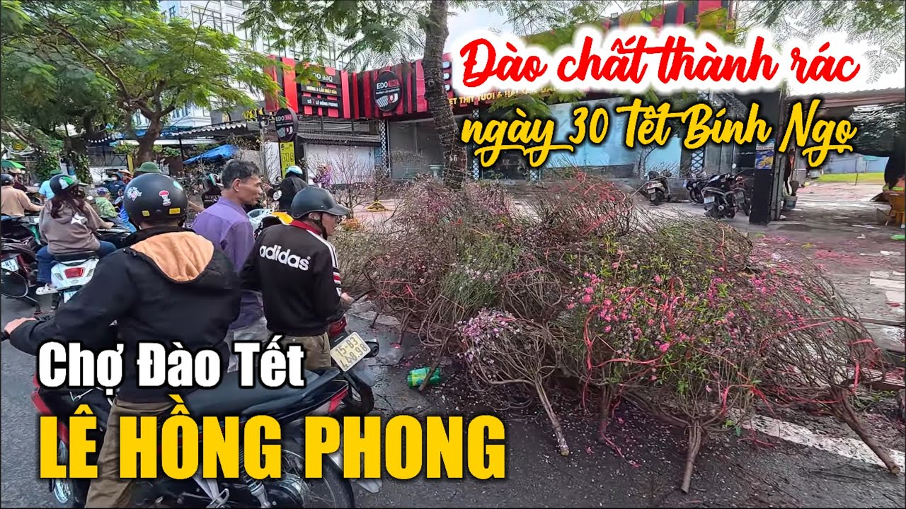Hàng trăm gốc đào bỏ lại, chất đống ở Chợ Hoa Lê Hồng Phong chiều 30 Tết Bính Ngọ 2026.