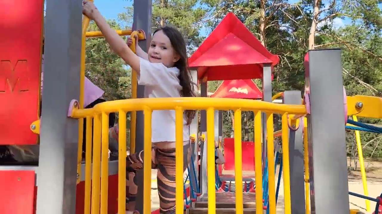 MelaTV | Nareszcie wiosna :D | Mela i Cela na placu zabaw | Spring on outdoor playground :D