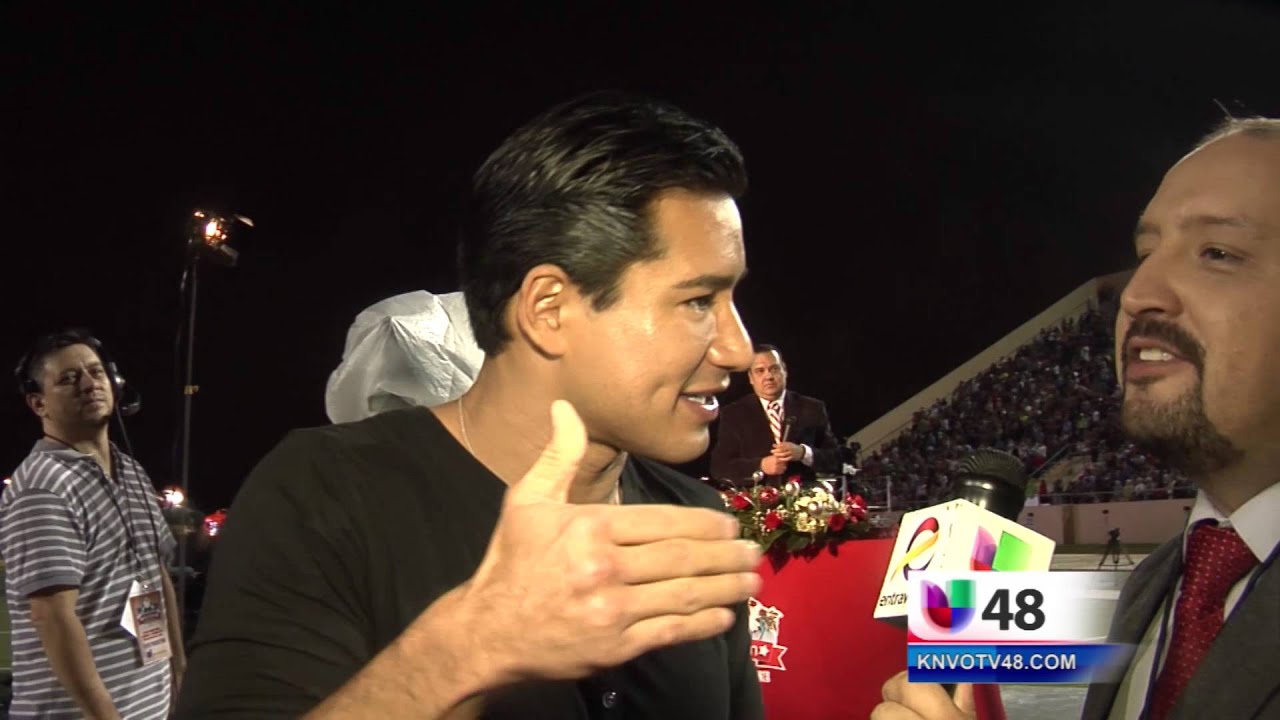 Mario López en El Desfile Navideño de McAllen ¡EN ESPAÑOL!