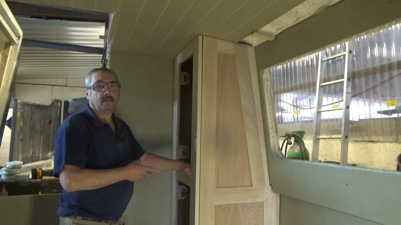 Обшивка стен панелями Narrowboat Build.