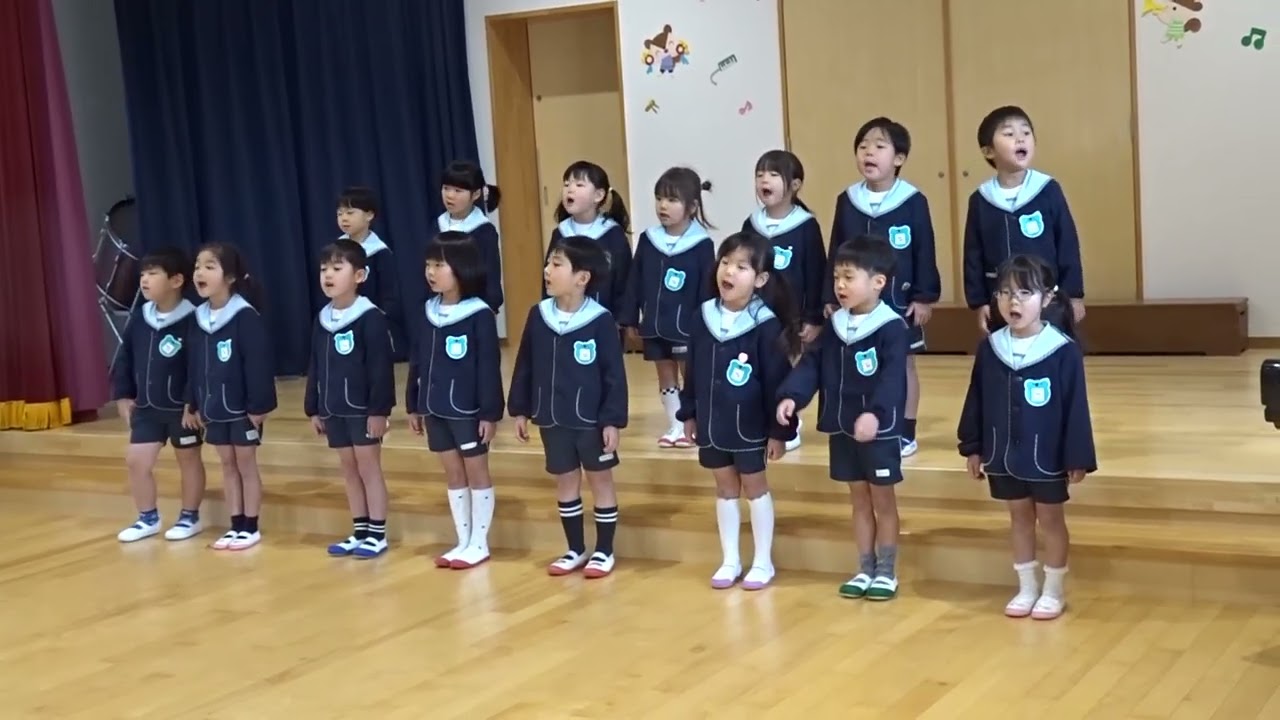 ♪　お歌　「あおいそらにえをかこう」♪　お歌　「あしたも ♡ ともだち」　・・・　４歳児クラス