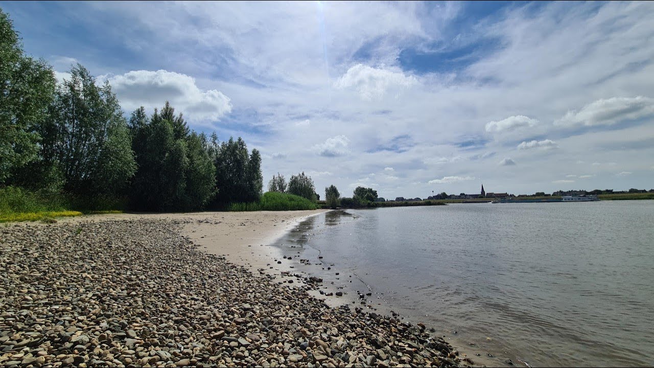 A walk along the river the Lek at Lopik | Holland | Many large ships passed by on the way | de Lek