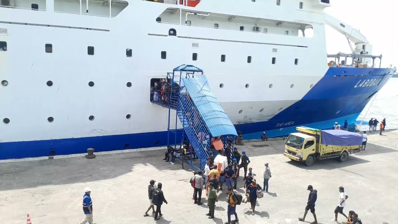 KM LABOBAR sandar sorong dan lanjut sandar fak fak #pelni #ship #kapalperintis