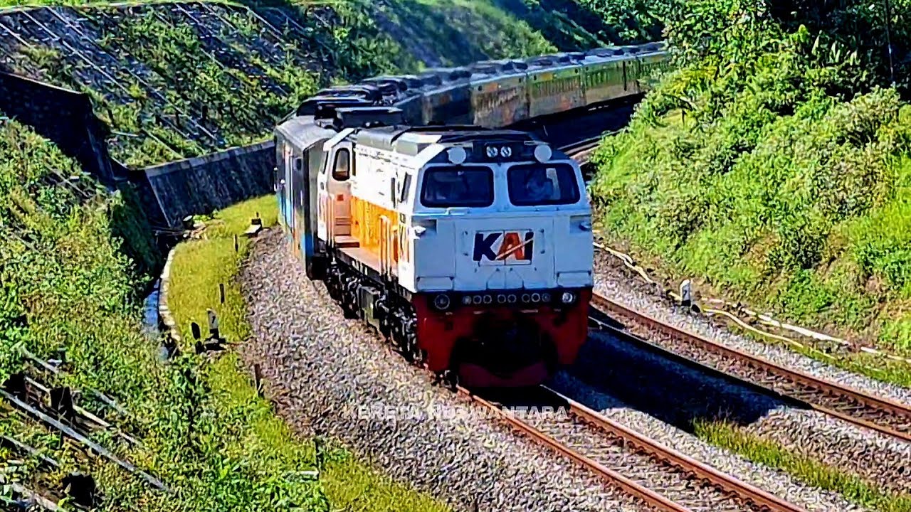 KERETA API PANJANG‼️ MENEMUKAN KERETA API PANJANG CEPAT NGEBUT DI TIKUNGAN 1/4