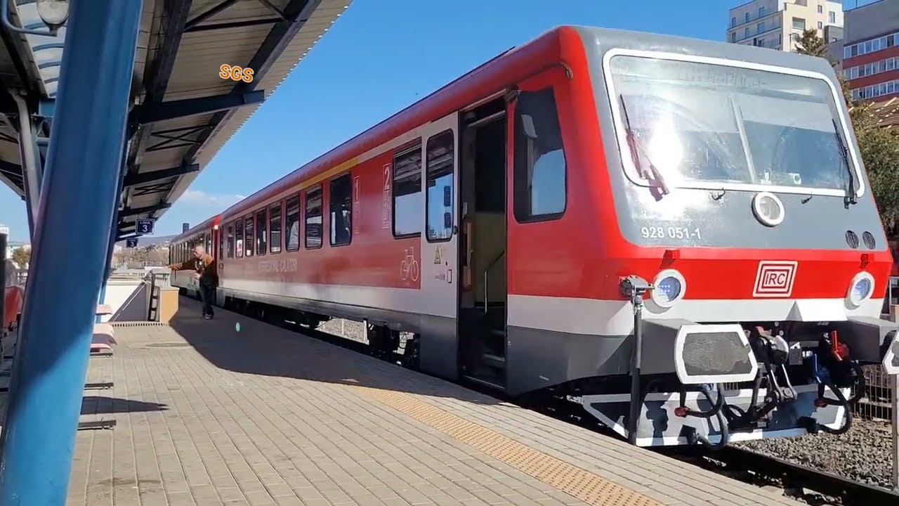 Târgu Mureş: R 10523 train (Târgu Mureş - Câmpia Turzii). DMU nr. 928 051-1