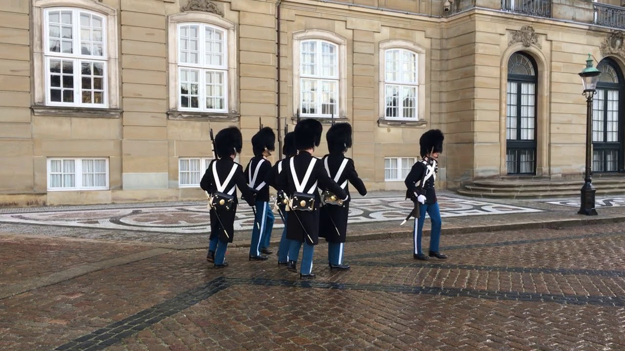 Afløsning ved Frederiks Frederik VIII's Palæ