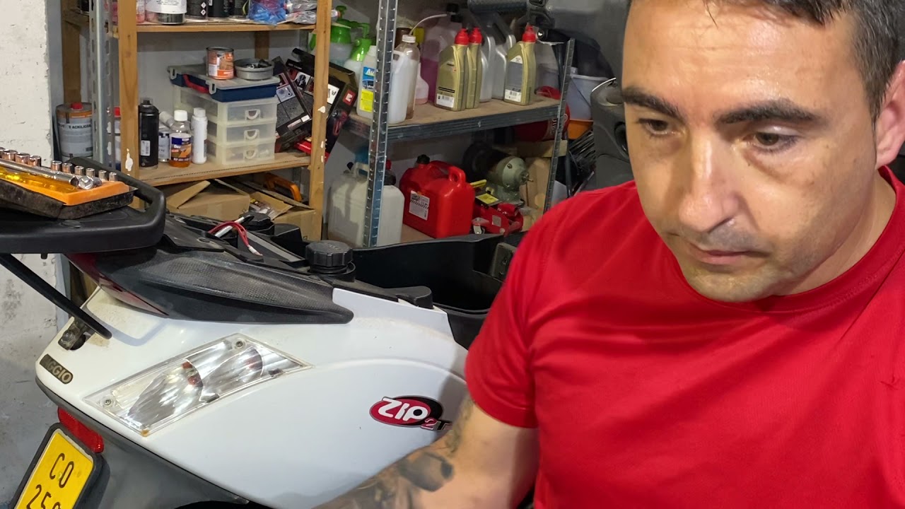 Empezamos a desmontar la piaggio 50 cc