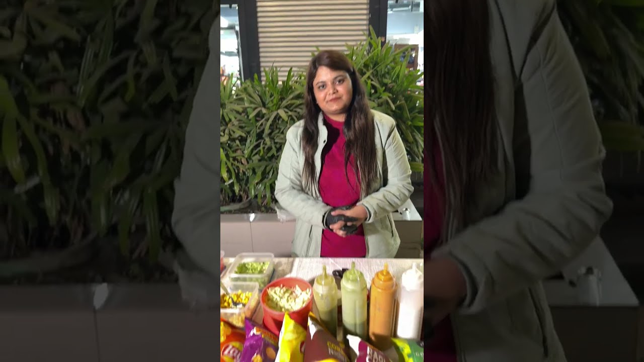 Hardworking Girl Selling American BYOB in Indore | Indian Street Food
