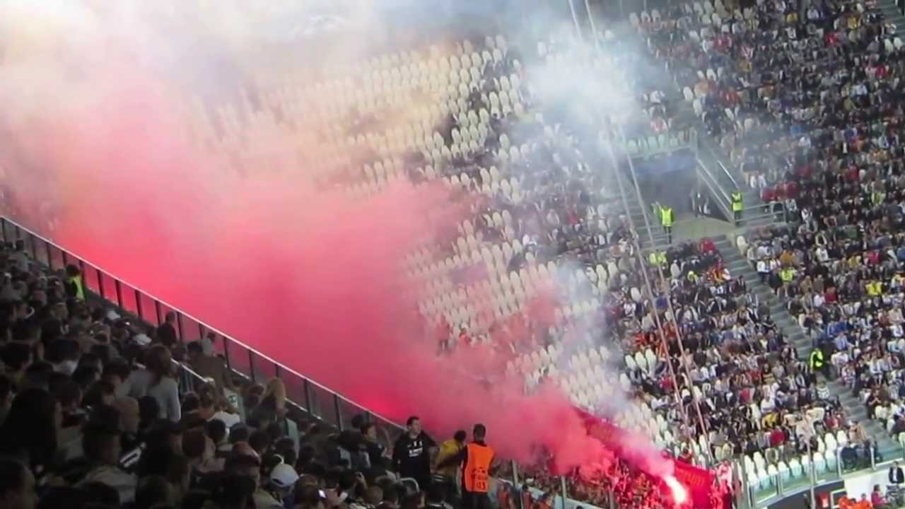 INCREDIBILE tifo Ultras Galatasaray + fumogeni e petardi in curva ospiti 2/10/13 Juve - Galatasaray