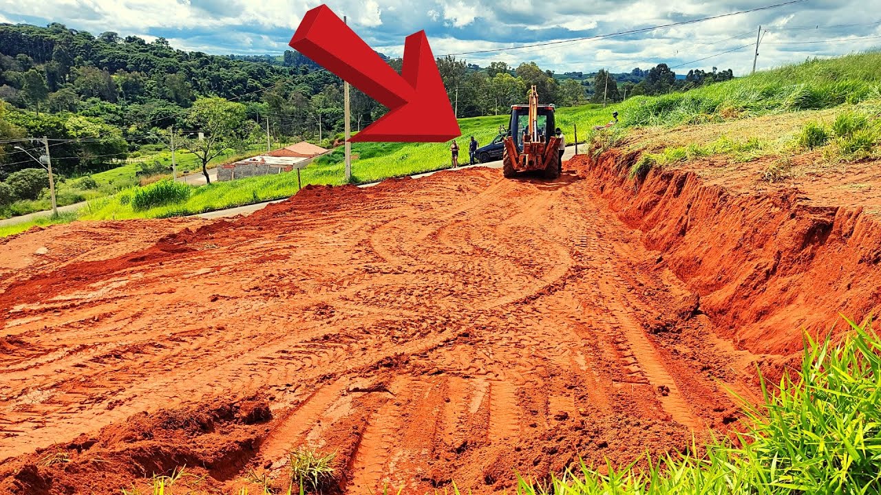 Limpando um terreno na ladeira e depois fiz o nivelamento com a retroescavadeira