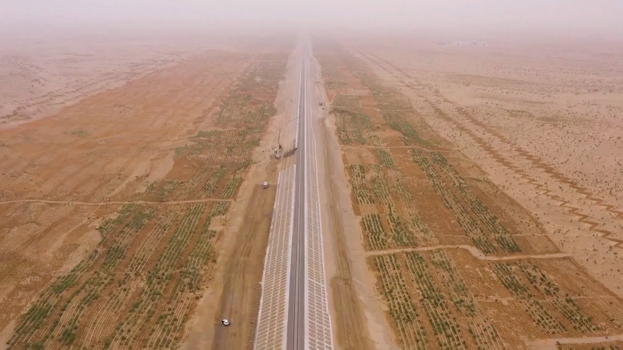 Railway loop around China's largest desert starts operation in Xinjiang