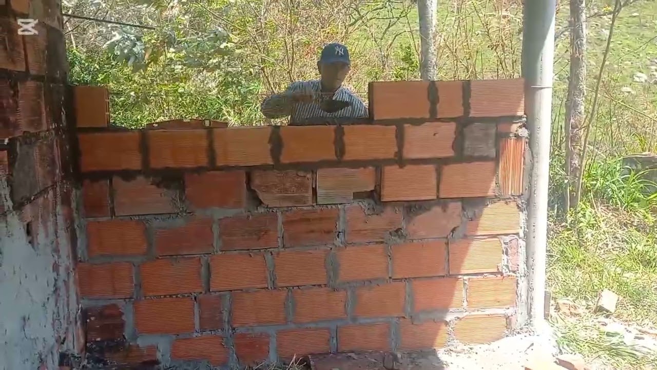 Pegando bloque/ construccion de la casa. 