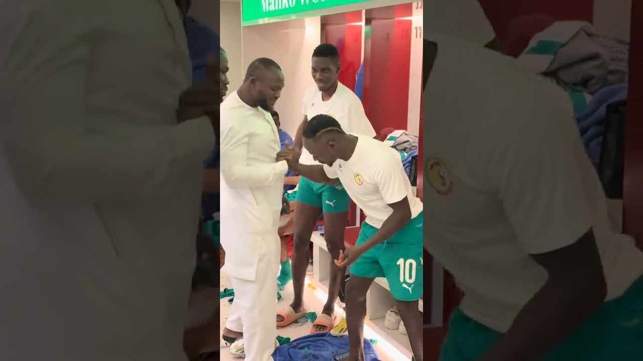 Le Roi des ar&egrave;nes Modou Lo rend visite les Lions du S&eacute;n&eacute;gal