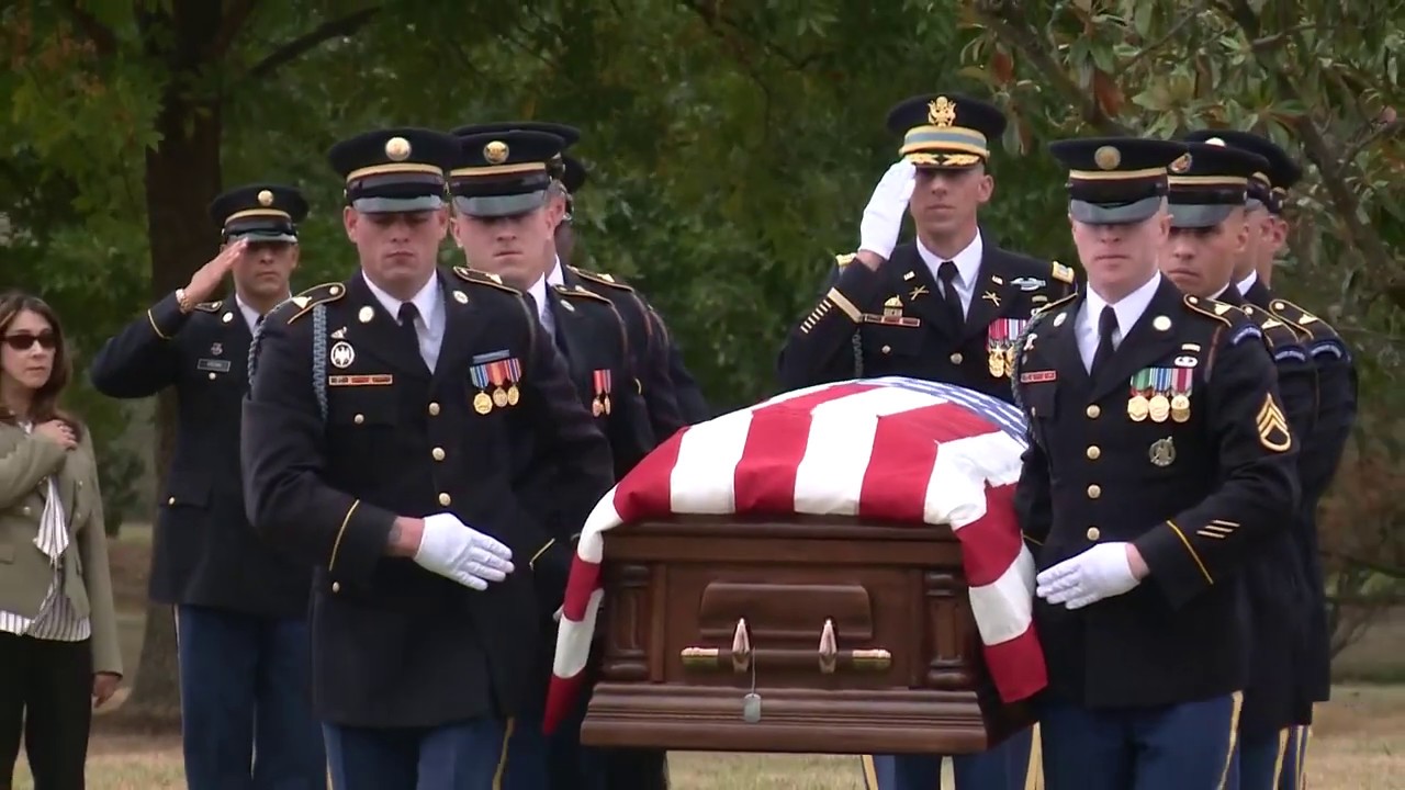 Majoor Donn C. Young, veteraan uit de Tweede Wereldoorlog, ligt begraven op Arlington National Cemetery.