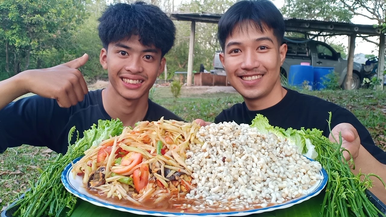 ตำไข่มดแดงแบบล้นๆ กินให้สมใจกับการที่รอคอย.