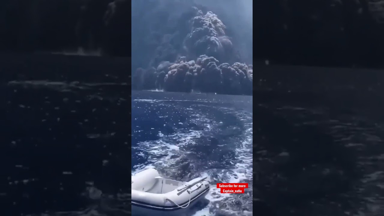 Running away from volcano 🌋 Volcanic Eruption of Stromboli in Italy 🇮🇹 #volcano #italy #explosion