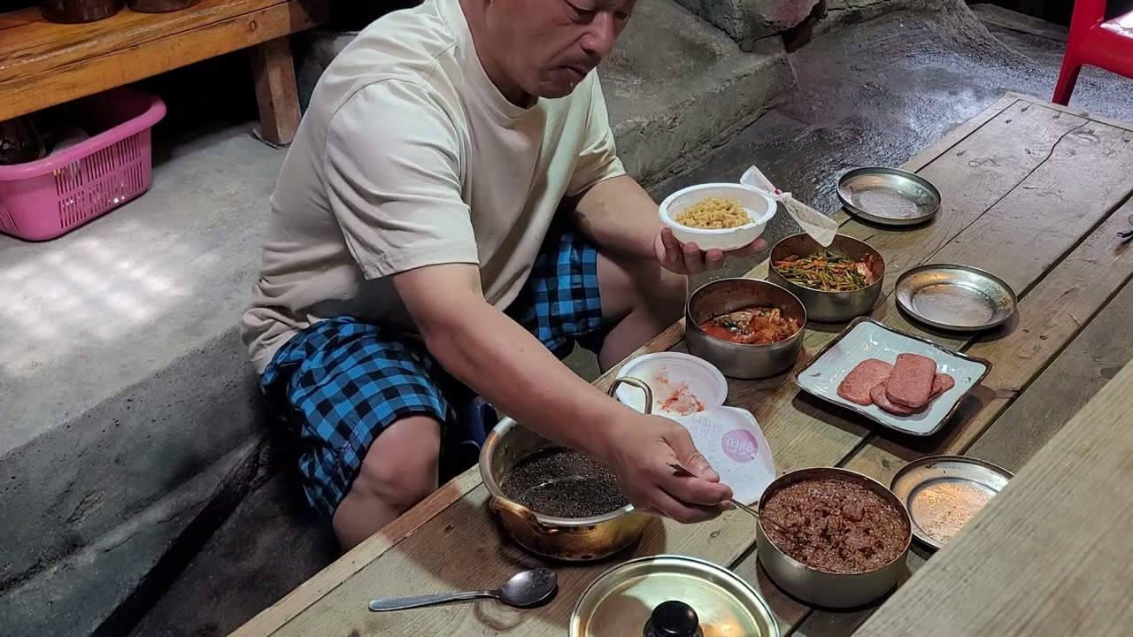 짜장 한봉을 냄비에 끓여서 햇반밥에스폠구이 파김치 아침 밥한끼 때운다
