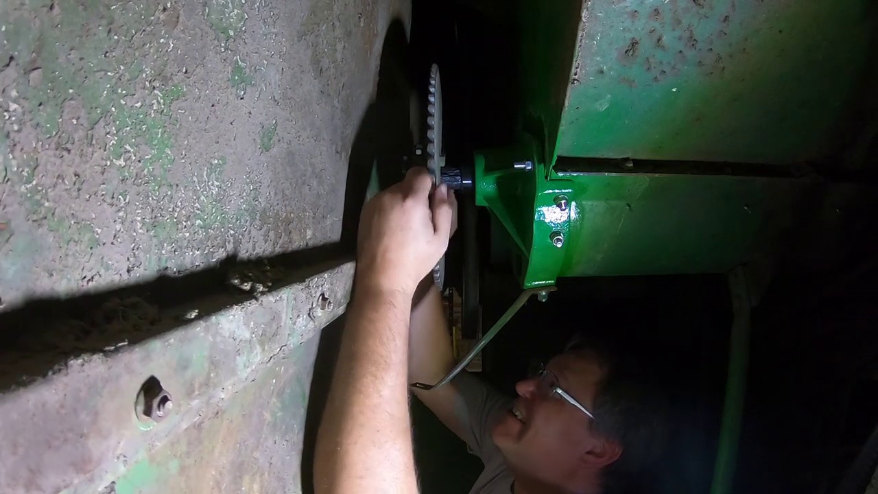 John Deere 6600 Removing the Grain Tank Auger