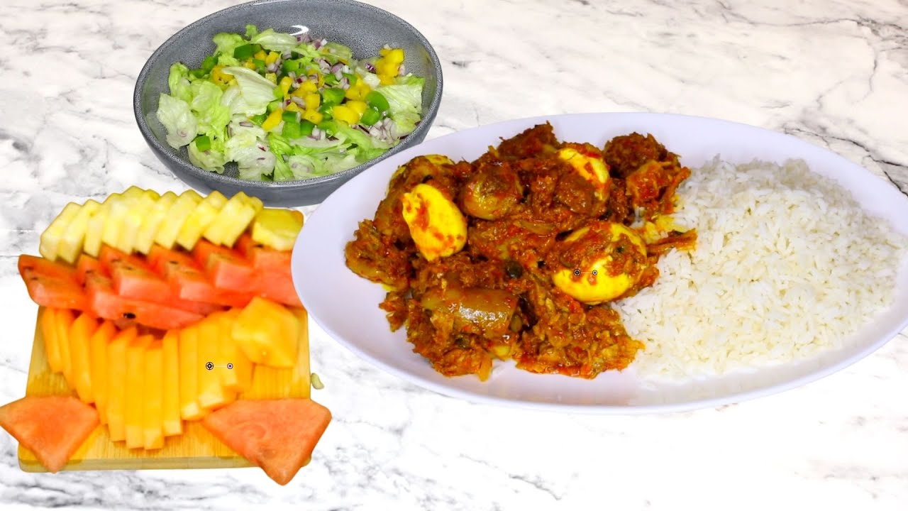 INCREDIBLY, EASY AND DELICIOUS SPICY PALM OIL SAUCE WITH A TOUCH OF SALAD AND FRUITS,😍😍❤️❤️
