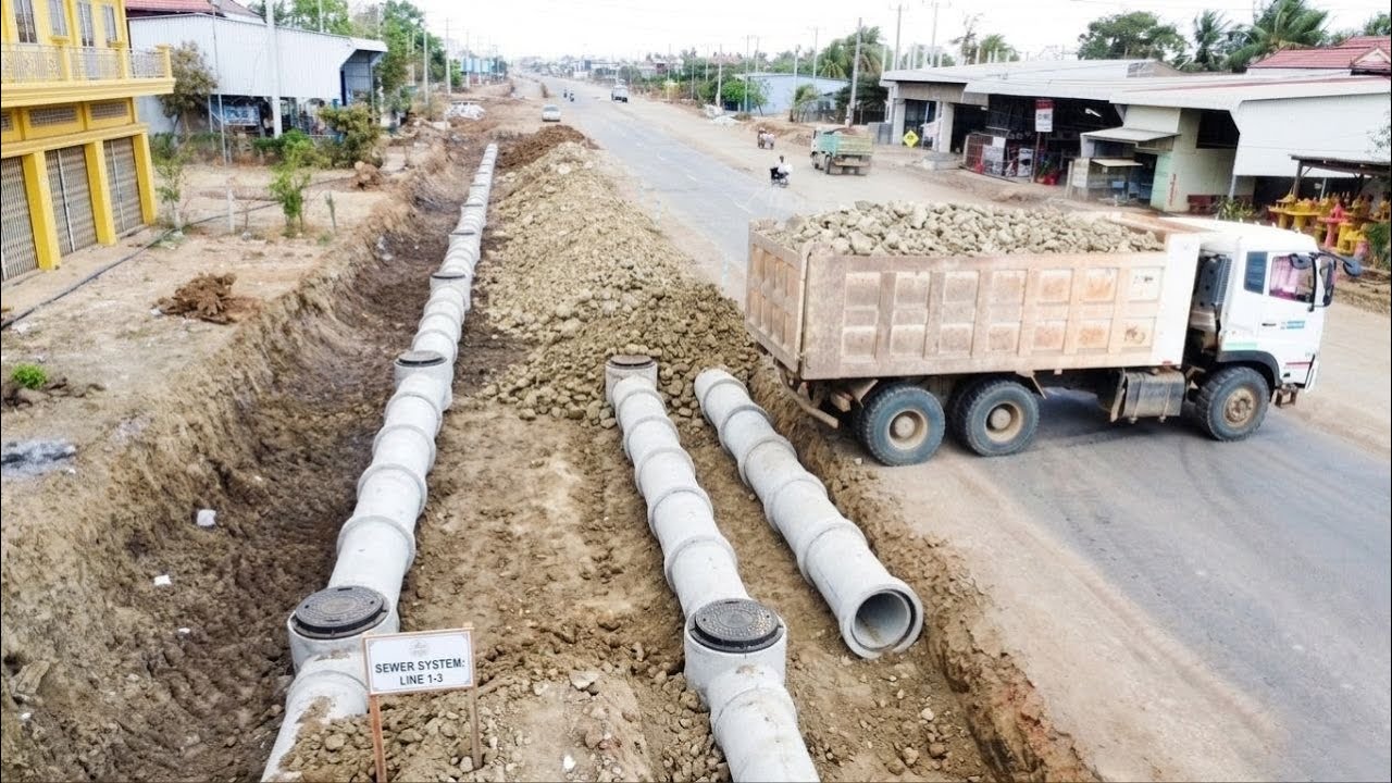 Build foundation road construction pushing stone by Shantui with 25t dump trucks 