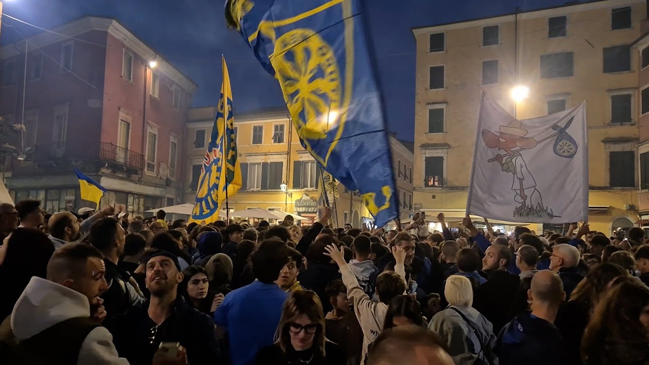 L’abbraccio travolgente della piazza alla Carrarese