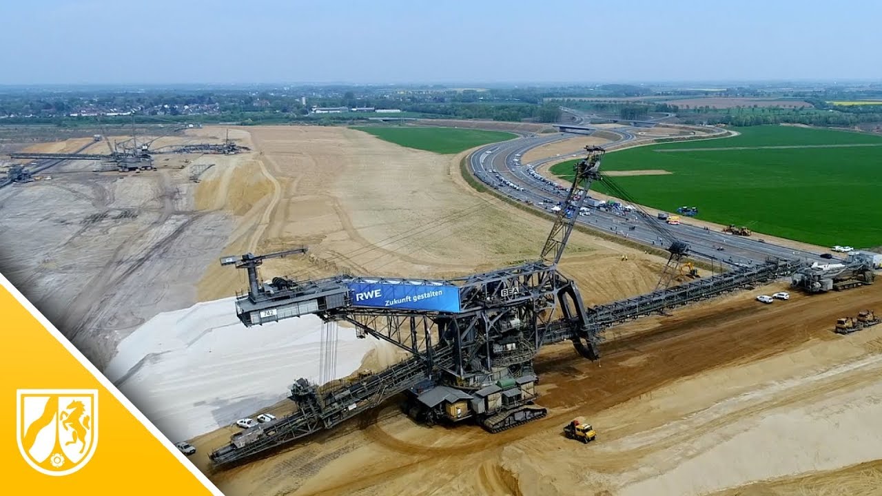 Drohnenaufnahmen: Riesenbagger f&auml;hrt in den Tagebau Garzweiler