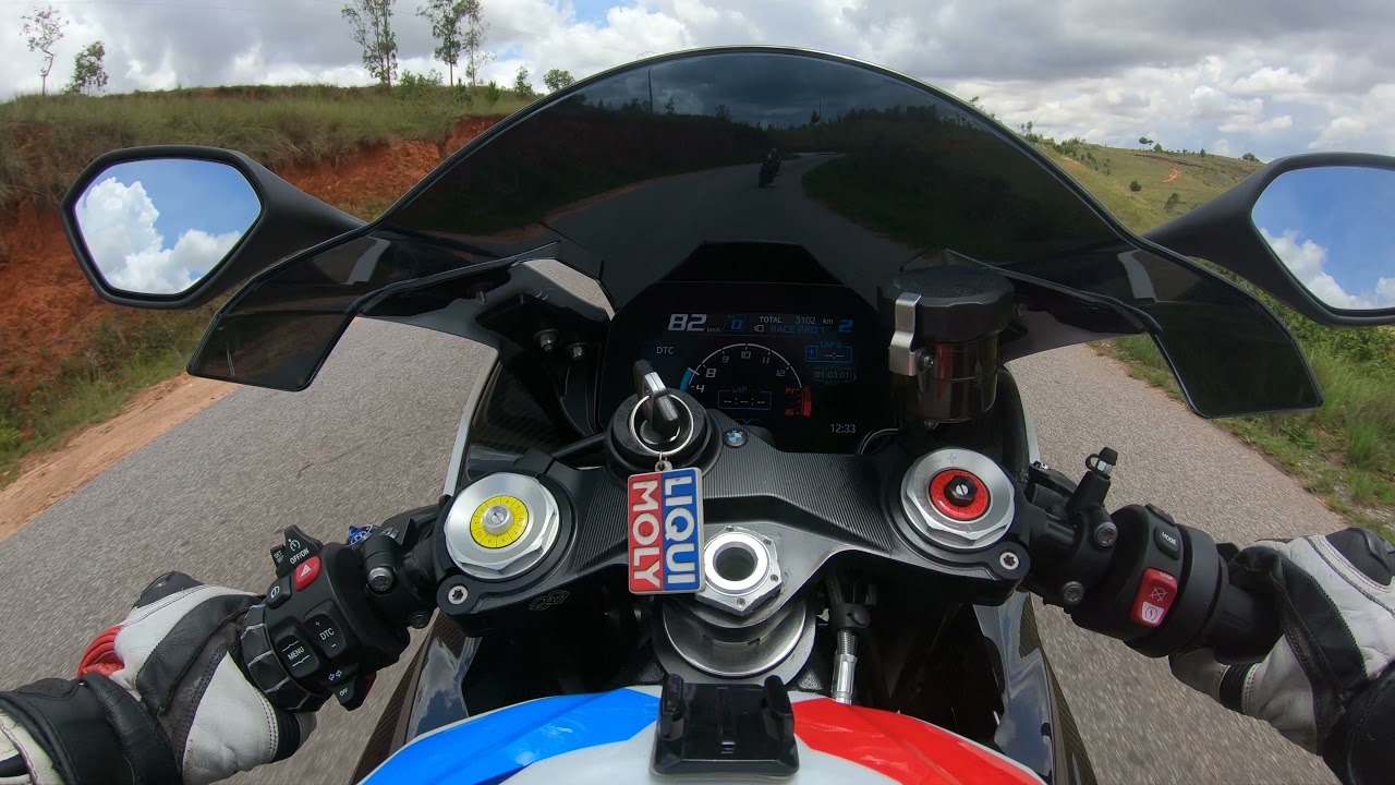 BMW M1000rr chasing Yamaha R1