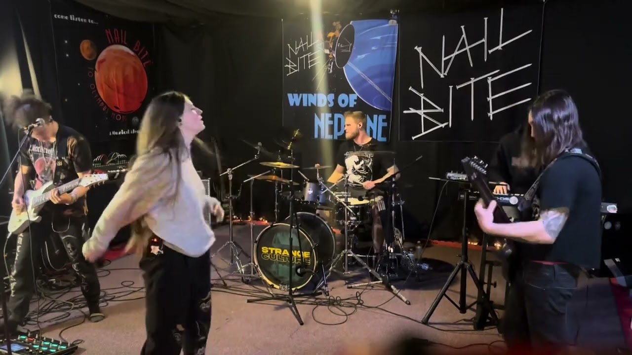 Little Friend of Mine live : Nail Bite