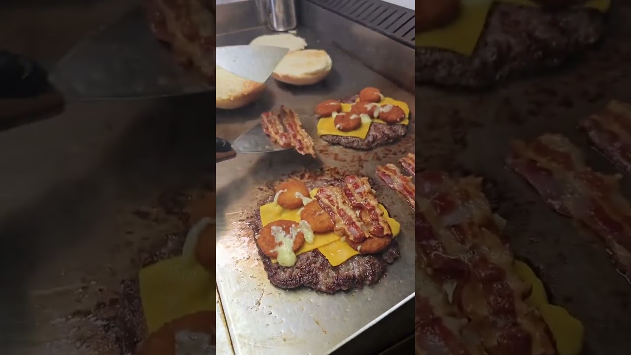 В этом бургере жареный сыр?! 🍔 #шорты