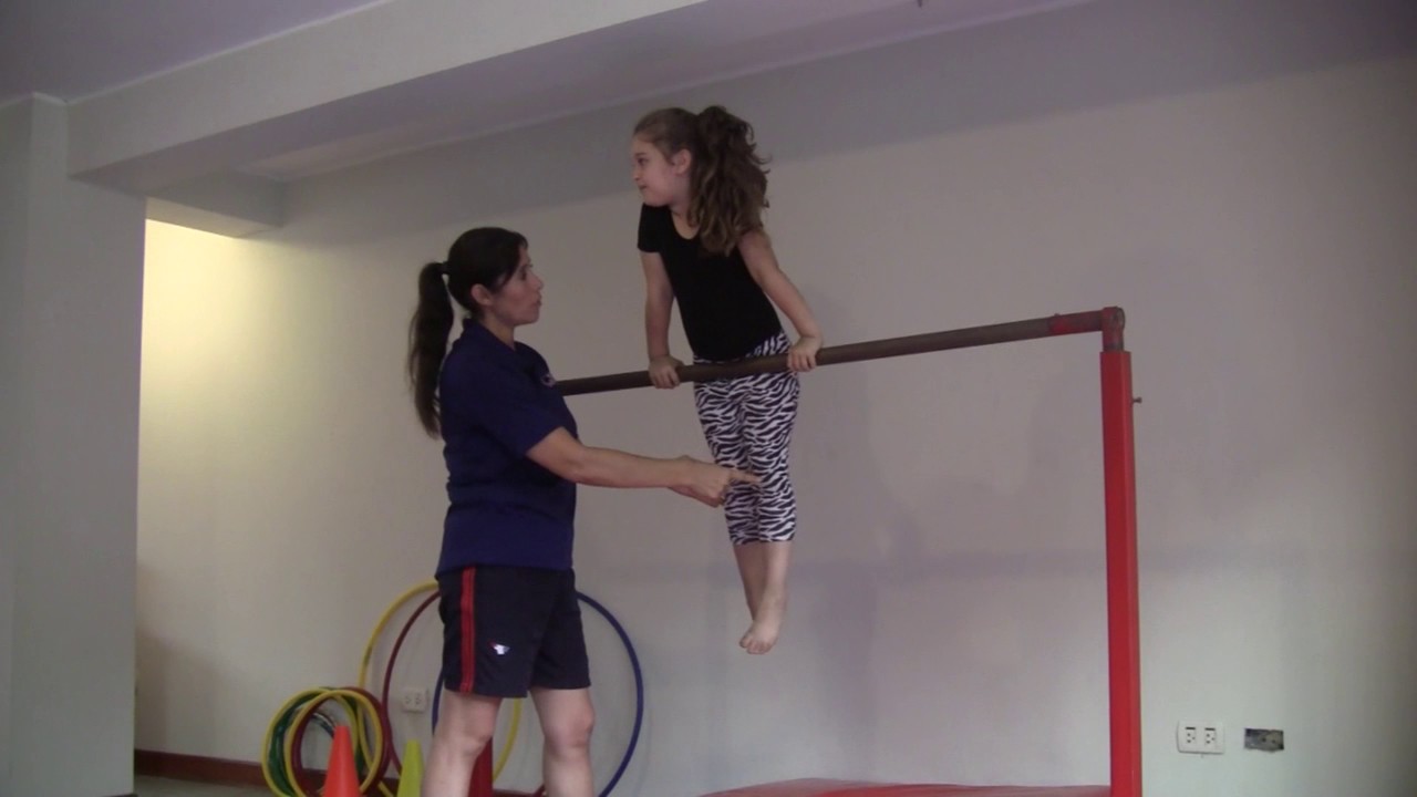 Ejercicios en barra asimétrica / niños