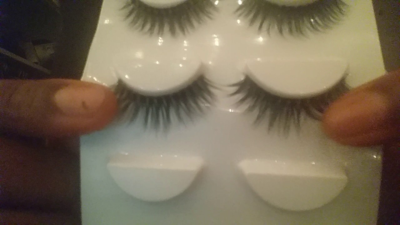 Putting on your lashes 💅👄
