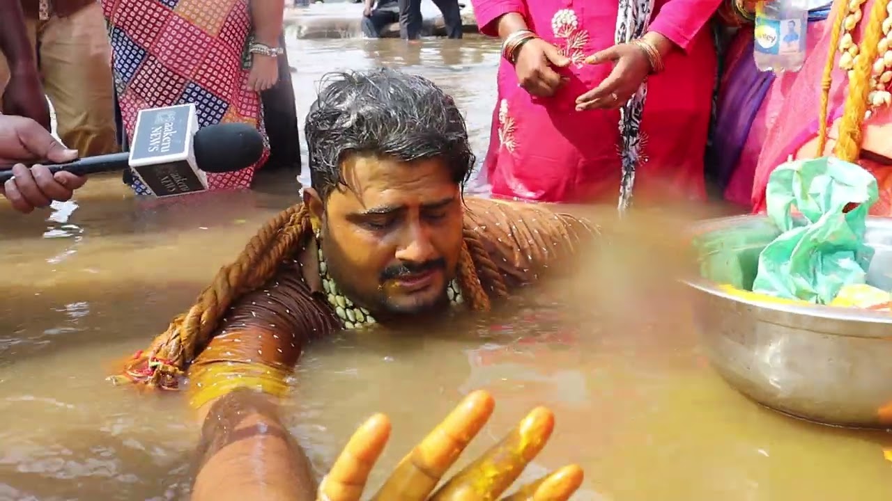 మేడారం జంపన్న వాగులో  Durgesh Swamy సిగం || Sammakka Saralamma Jathara || Medaram Jathara Updates 