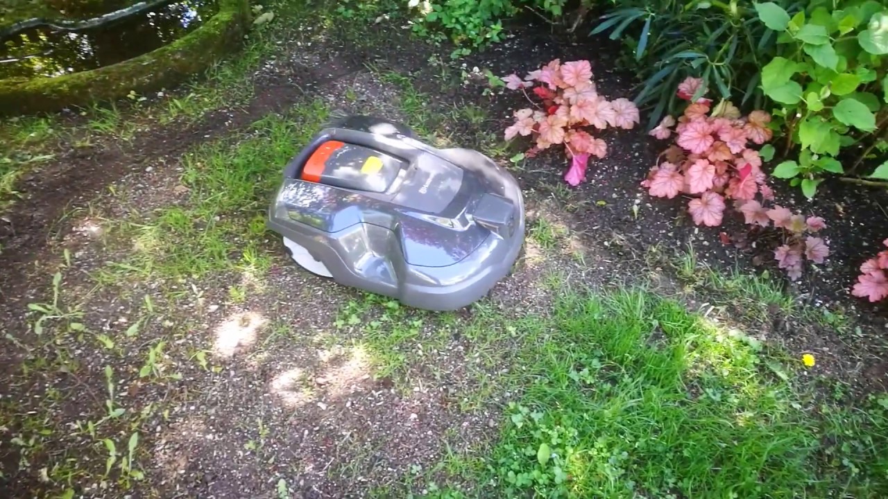 Der leise Husqvarna Automower 315 im Einsatz mit Hindernissen im Garten