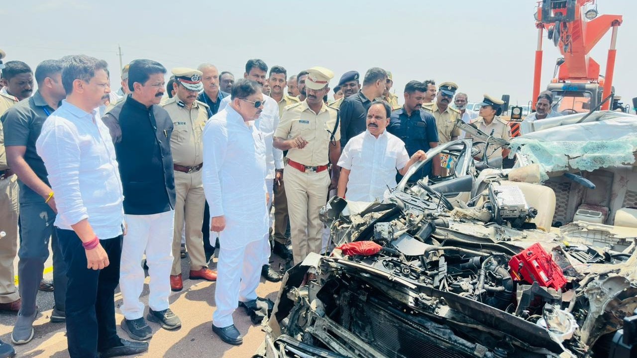 ಹೆಗ್ಗೆರೆ ಬಳಿ ನಡೆದ ಭೀಕರ ರಸ್ತೆ ಅಪಘಾತ ಸ್ಥಳಕ್ಕೆ ಗೃಹ ಸಚಿವ ಜಿ ಪರಮೇಶ್ವರ ಭೇಟಿ | Home Minister G Parameshwara
