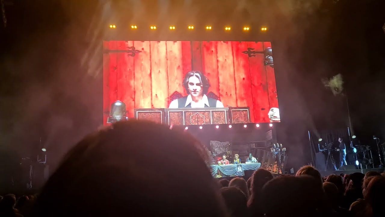 12000 people singing 