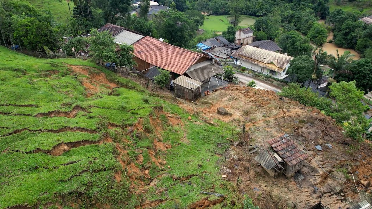 Três casas são interditadas e estufa desaba após deslizamento de terra em Vidal Ramos