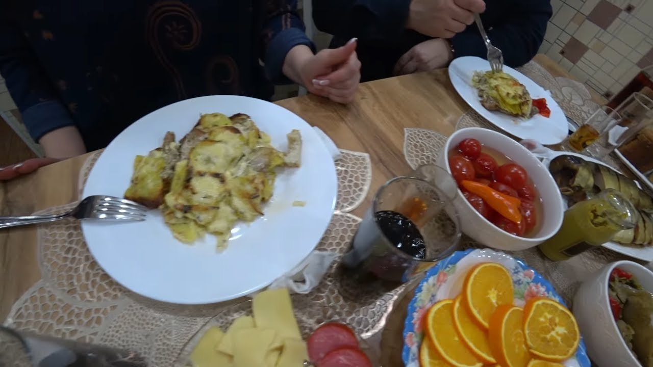 КАК Я ВСТРЕЧАЮ РОДНЫХ/ЧТО КУПИЛИ НА СТОЛ/ГОТОВЛЮ МЯСО ПО ФРАНЦУЗСКИ/ДРУЖНО ВЕСЕЛО И ВКУСНО ОТУЖИНАЛИ