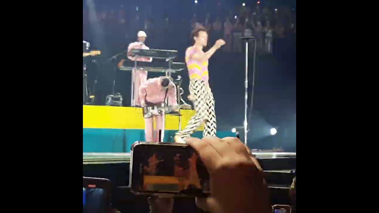 Harry Styles – Kiwi LIVE in Antwerp | Crazy Dancing & Mic Moment (Full Video)