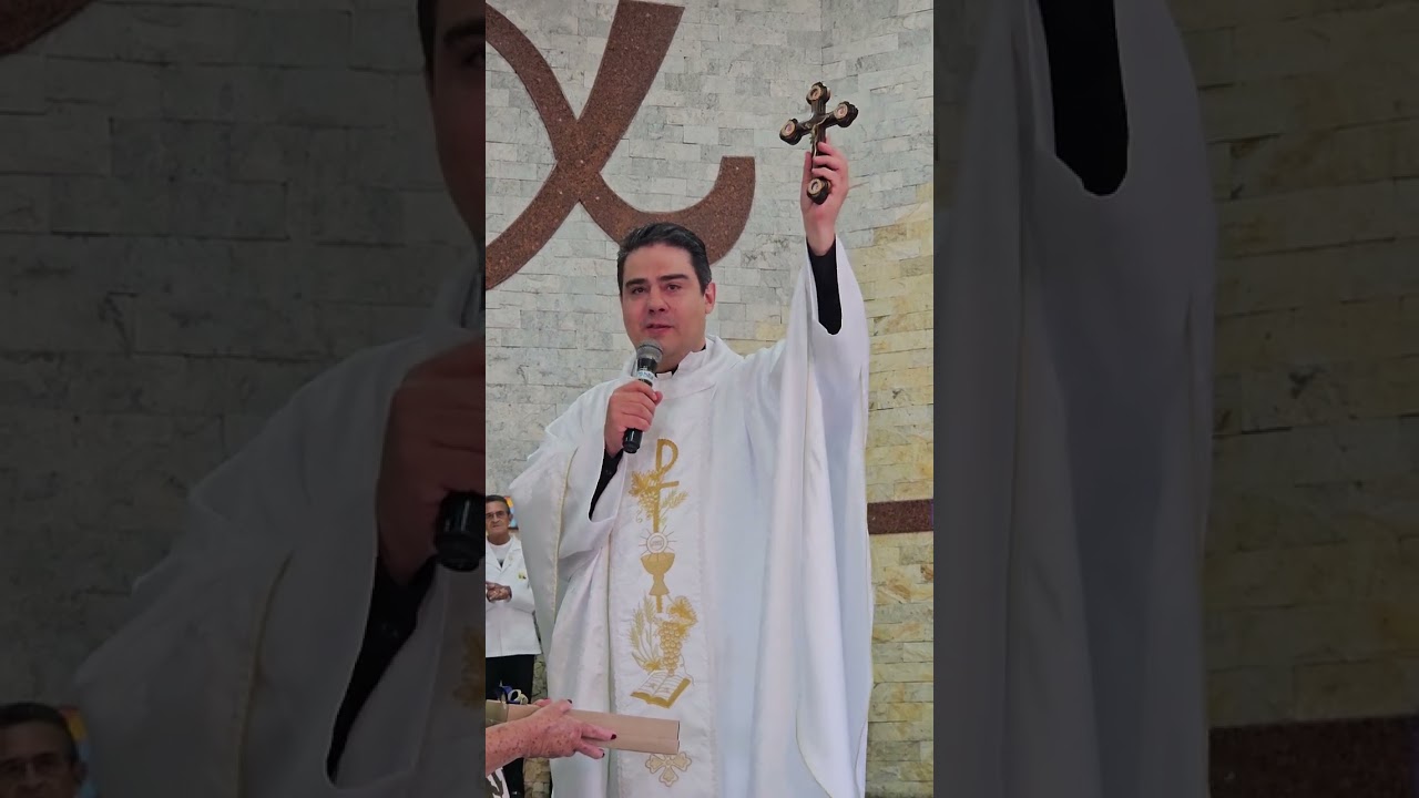 Padre Robson de Oliveira recebendo a Cruz com Relíquias da Terra Santa