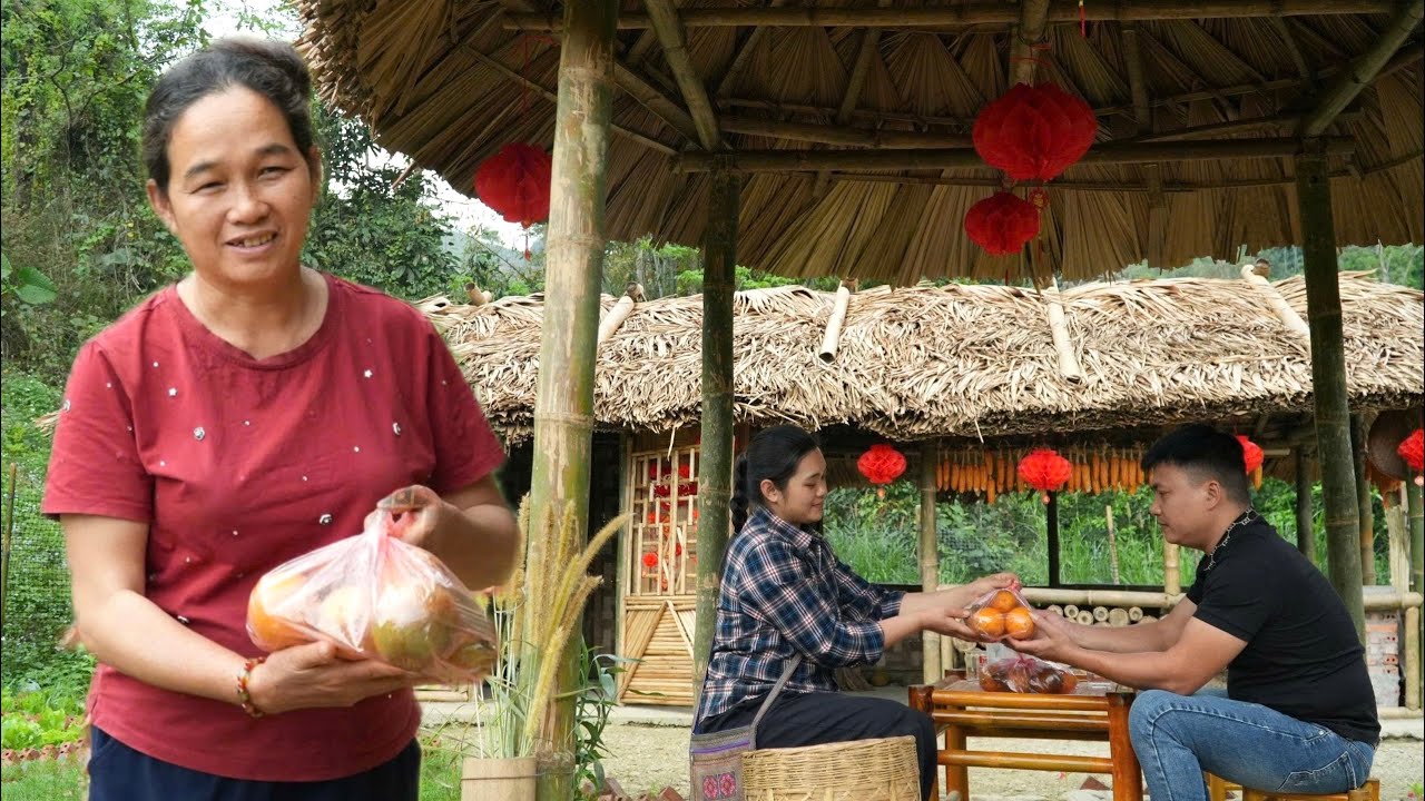 Po zbiorach Tieu Mi przyni&oacute;sł malutki upominek dla babci Tam i Anh Do