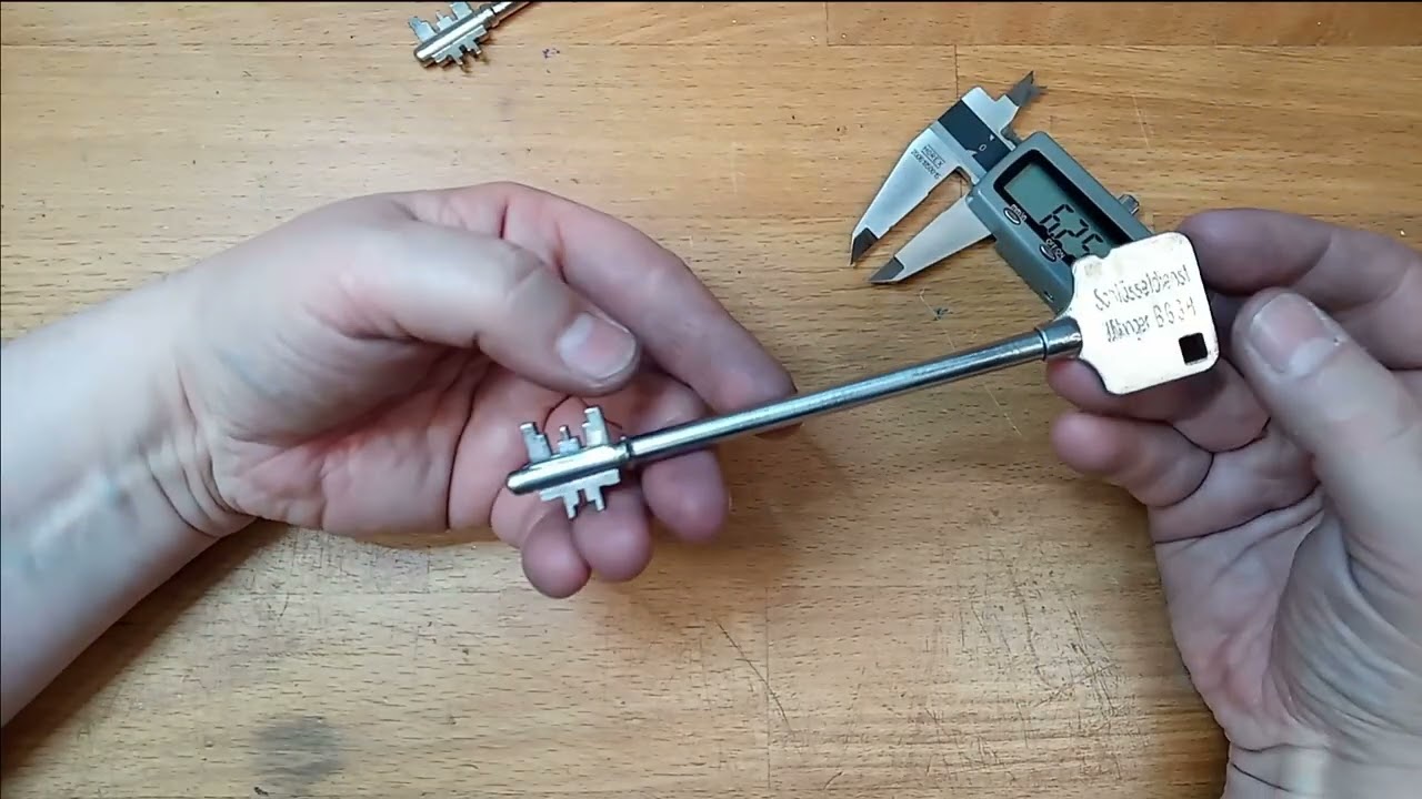 Kromer Schlüssel Doppelbartschlüssel mit einer Überlänge von 130 mm