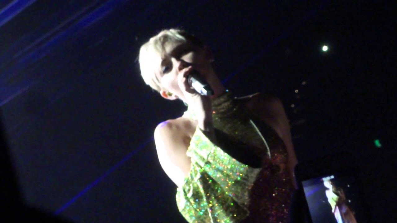 Wrecking Ball (LIVE MELBOURNE) - Miley Cyrus