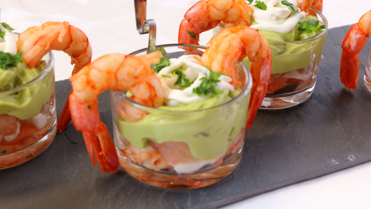 Verrines d'avocat, crevettes et pamplemousse