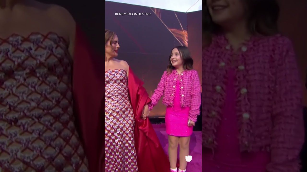 #Ang&eacute;licaVale llega con su hija a la alfombra magenta de #premiolonuestro