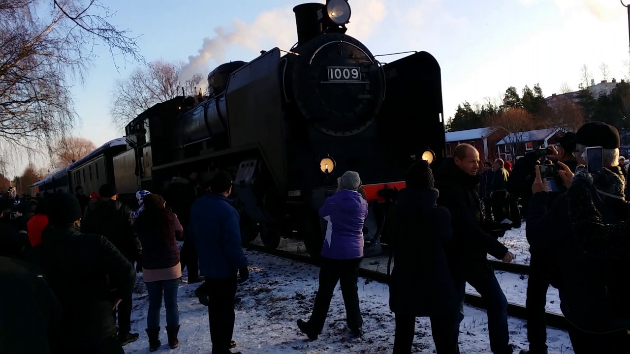 Höyryveturi lähtee liikkeelle Uudenkaupungin Kalarannasta kohti Uudenkaupungin Hangonsaarta