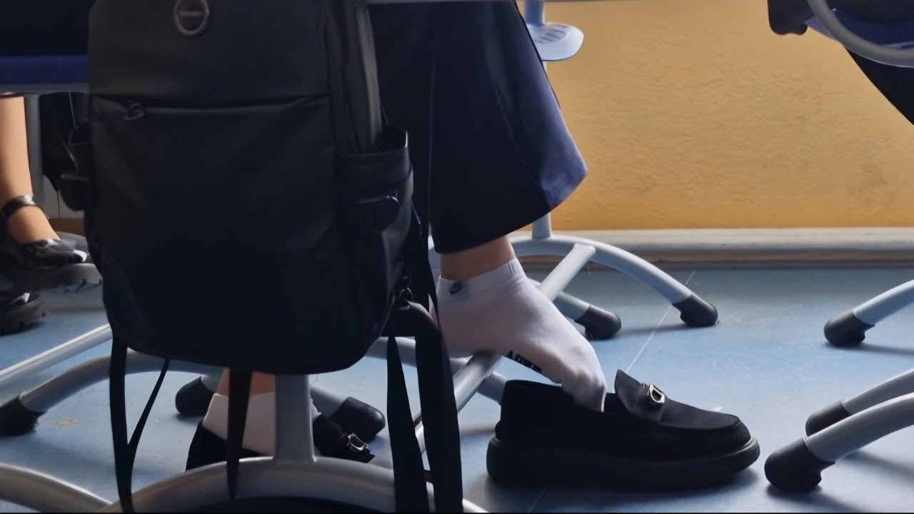 Classroom | Candid shoeplay