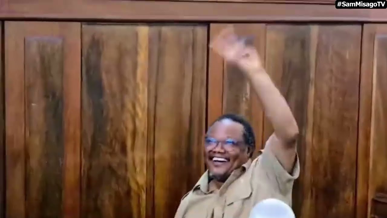 Tabasamu la Tundu Lissu Mwenyekiti wa CHADEMA baada ya Kesi yake ya Uhaini kuahirishwa Mahakamani