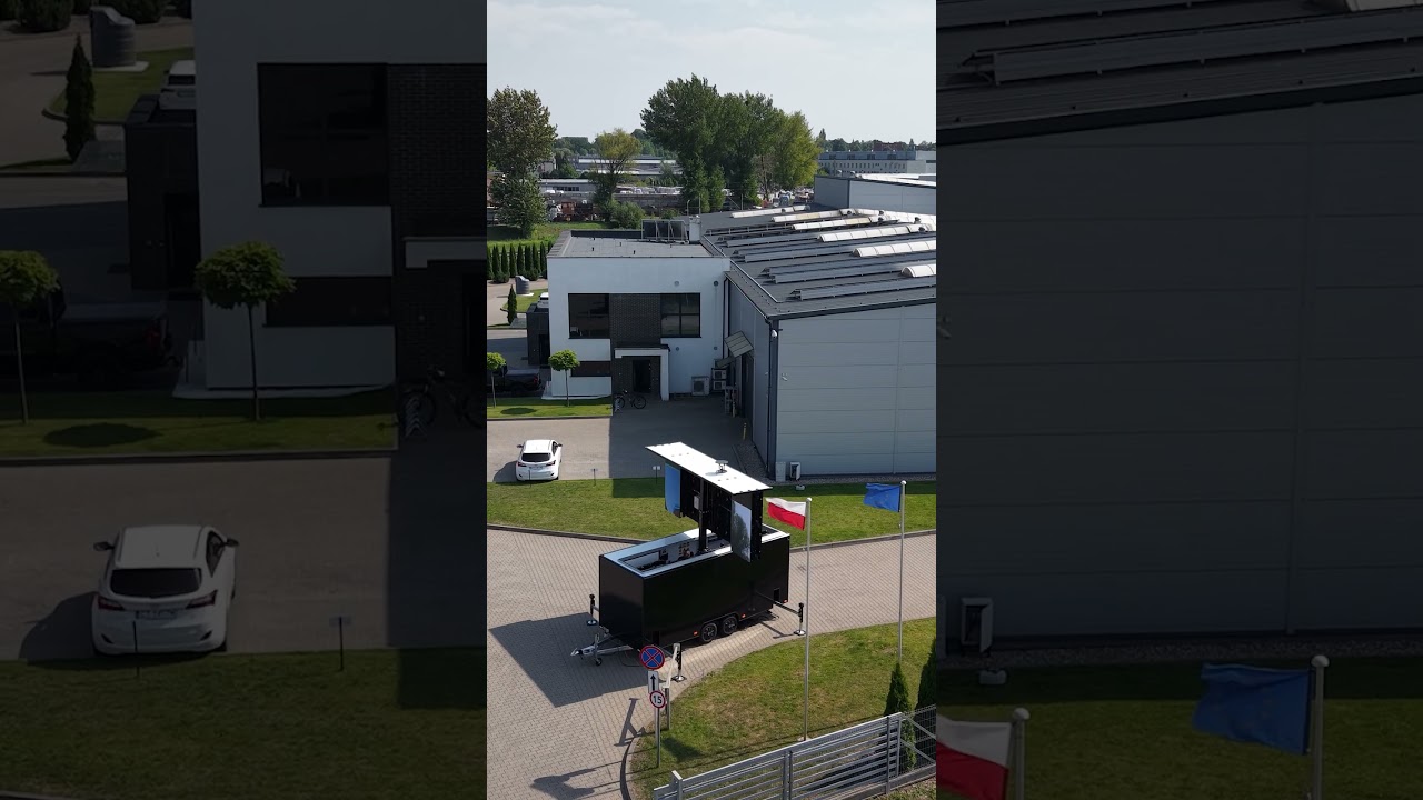 Folding Down the 28 m&sup2; MobiLED in Seconds!